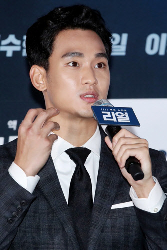 배우 김수현이 26일 오후 서울 행당동 CGV 왕십리점에서 열린 영화 '리얼' 언론시사회에서 질문에 답하고 있다. <연합뉴스>